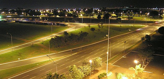 Eixo Monumental em Brasília, completamente vazio à 1 da manhã