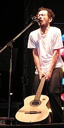 Tom Zé e o violão entre as pernas